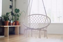 Comment intégrer un fauteuil œuf dans une pièce de style industriel : les astuces pour créer une ambiance vintage avec ce fauteuil atypique